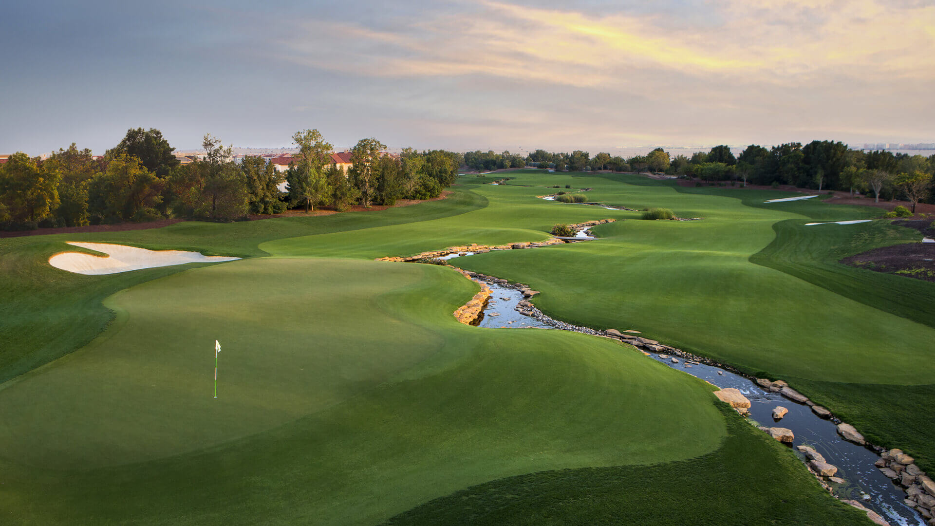 از جمله جذابیت‌های اصلی Jumeirah Golf Estates طراحی منحصر به فرد زمین های گلف آن است. این منطقه دو زمین گلف برجسته به نام‌های Earth Course و Fire Course دارد. Earth Course با طراحی مشابه به تپه‌ها و مناظر طبیعی مناطق شمال آمریکا و اروپا، میزبانی مسابقات جهانی را برعهده دارد. از سوی دیگر، Fire Course با مناظر بکر و طبیعتی صحرایی طراحی شده و محل برگزاری مسابقات گلف مهمی در جهان است.