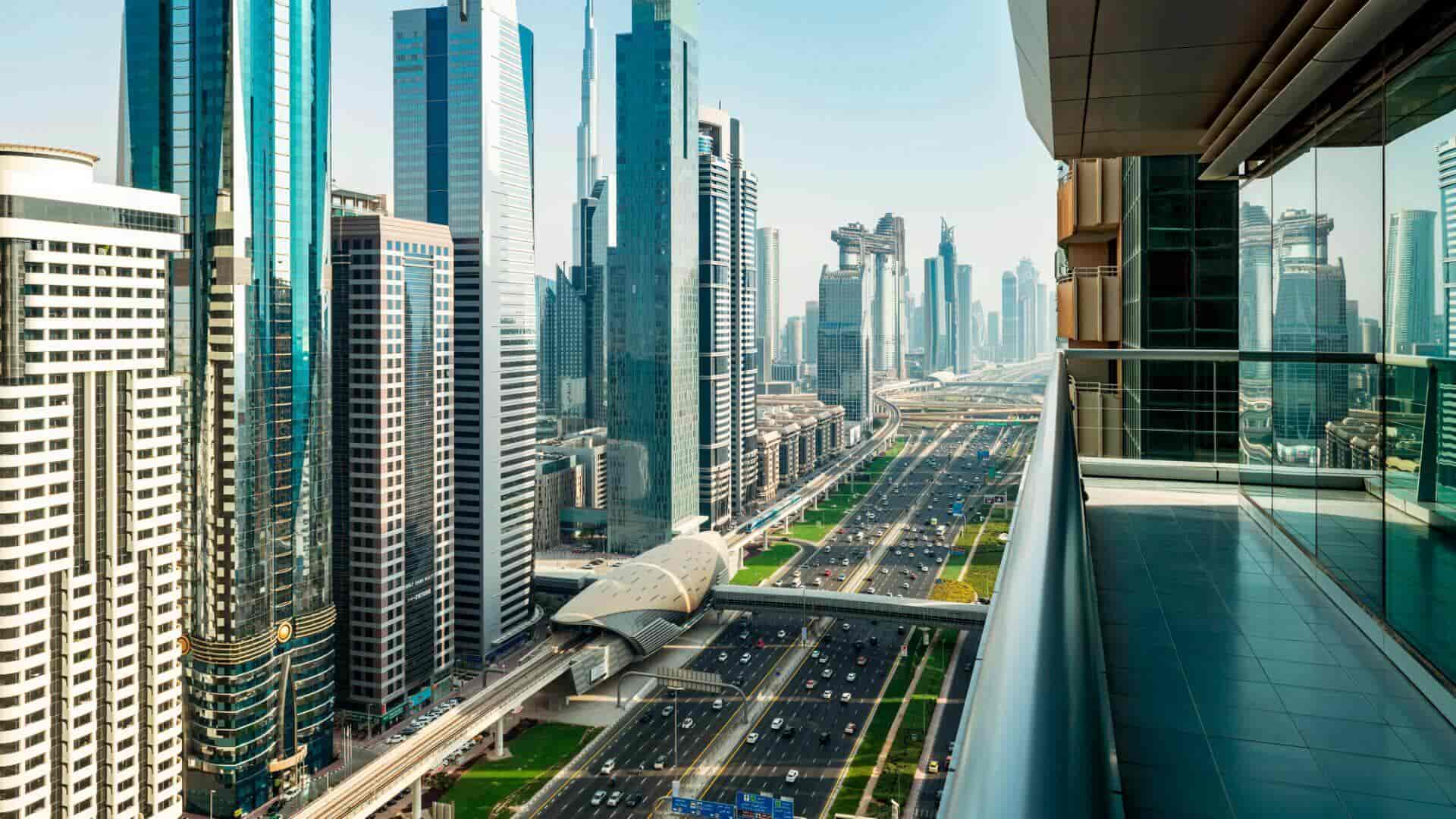 خیابان شیخ زاید دبی از نمای یک ساختمان